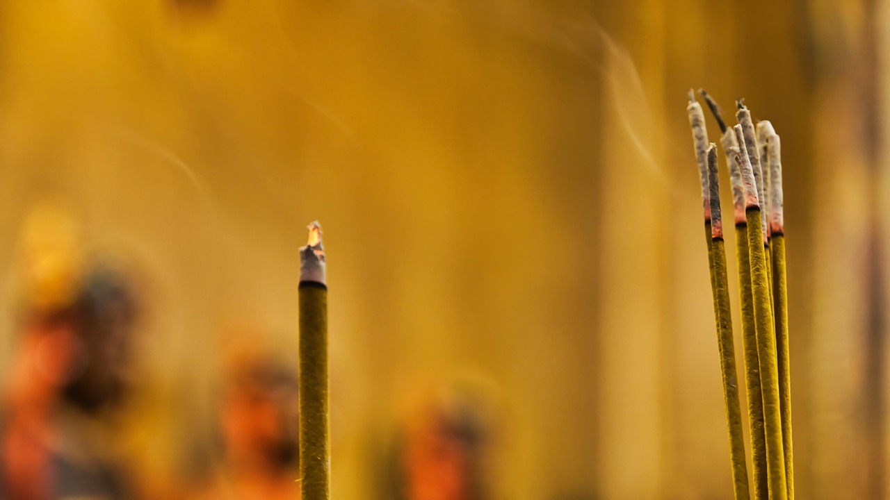 Na Ásia, especialmente no Japão e na China, o incenso é usado em templos budistas e taoístas para honrar os ancestrais.
