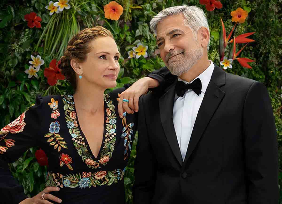 Em 2022, George Clooney estrelou a comédia romântica Ingresso para o Paraíso ao lado de Julia Roberts, como um pai divorciado que, junto de sua ex-esposa, tenta impedir o casamento da filha em Bali.
