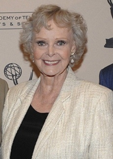 June Lockhart -Nascida em 25 de junho de 1925, a  atriz estreou profissionalmente com oito anos no Metropolitan Opera, de Nova York. Além disso, seus principais trabalhos foram nas séries televisivas Lassie e Perdidos no Espaço, na qual interpretou Maureen Robinson.