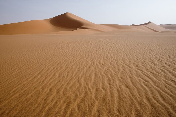 A prática tem acontecido no deserto do Saara, conhecido por ser o maior deserto quente do mundo. 