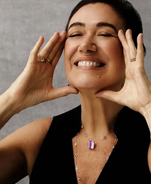 Produzido pela Brancalyone, o monólogo terá direção de Beatriz Barros, nome responsável por montagens de sucesso, como “O Avesso da Pele”. Com estreia prevista para meados de 2026, em São Paulo, “Rita Lee: Balada da Louca” promete ser uma homenagem sensível e profunda à artista que transformou a música brasileira com irreverência, humor e autenticidade.
