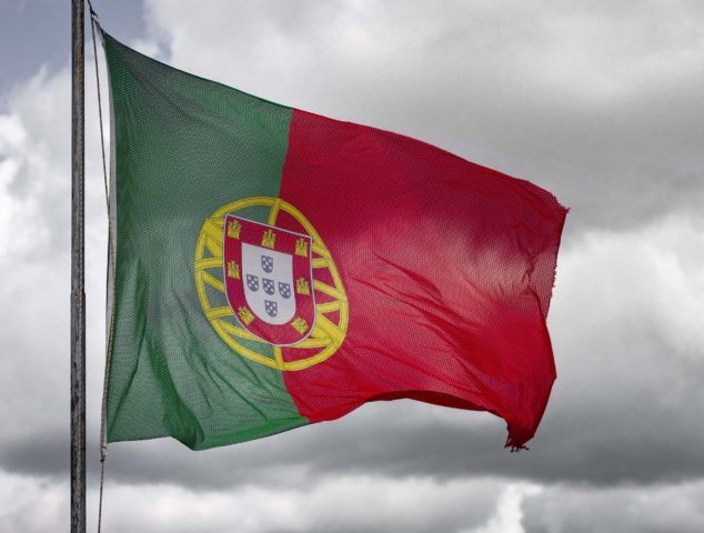 Portugal é um dos países que mais atraem os brasileiros na Europa, até pela identificação por causa do idioma. Muitos, inclusive, tentam morar em Portugal, embora, atualmente, o elevado preço dos imóveis faça com que muitos brasileiros acabem montando tendas para viver nas ruas.