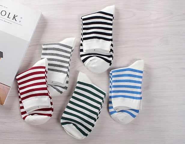 Com a Revolução Industrial, no século XIX, tornaram-se acessíveis a diferentes camadas sociais, consolidando-se como parte essencial do vestuário.
