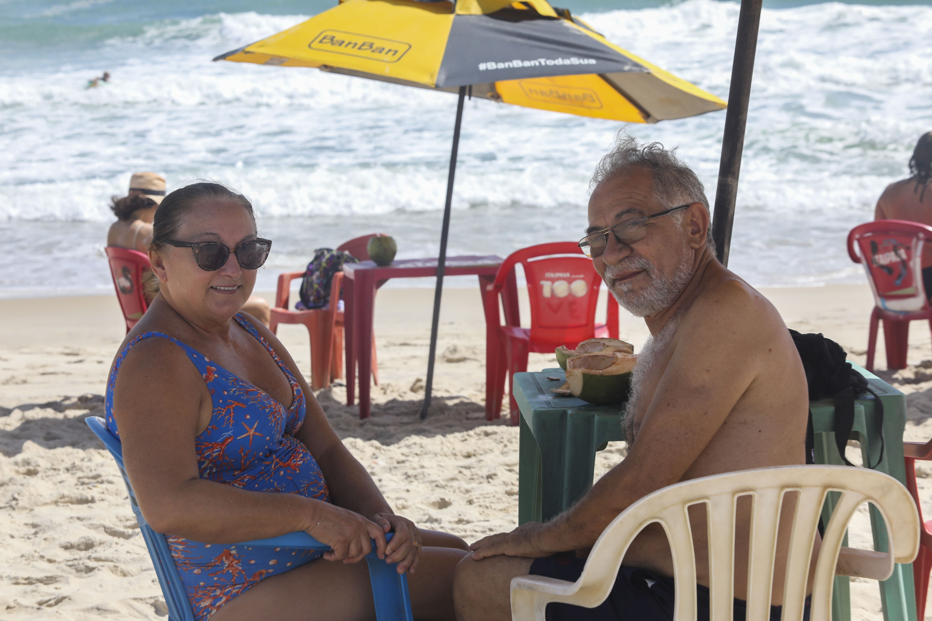 (Foto: FÁBIO LIMA)FORTALEZA, CEARÁ, BRASIL,28.12.2025: Rosangela Fernandes e Welington Fernandes. Movimentação nas barracas da Praia do Futuro.  (foto: Fabio Lima/OPOVO).