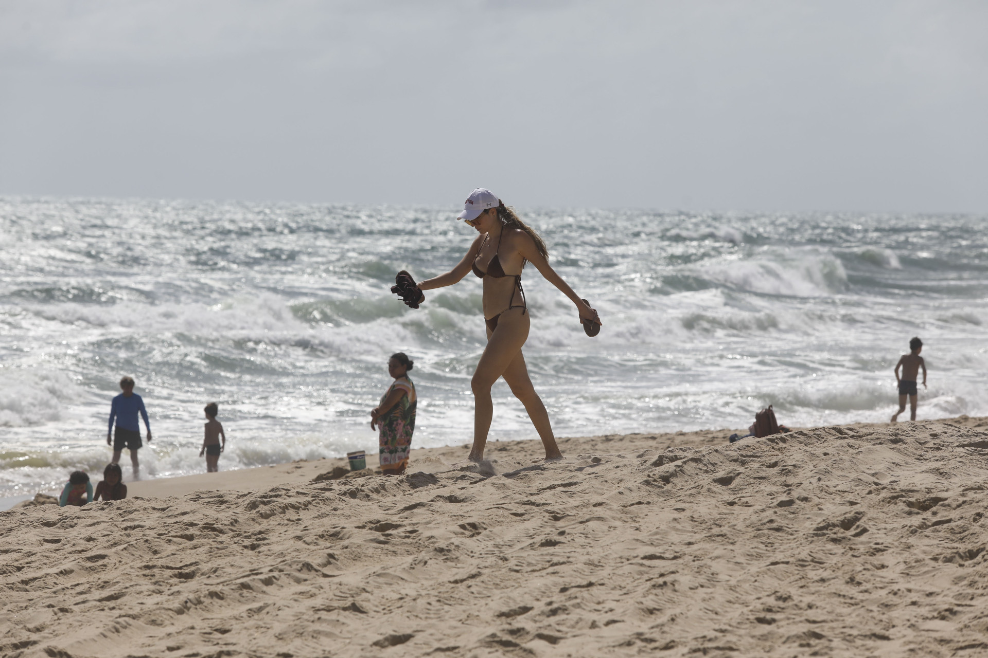 (Foto: FÁBIO LIMA)FORTALEZA, CEARÁ, BRASIL,28.12.2025: Movimentação nas barracas da Praia do Futuro.  (foto: Fabio Lima/OPOVO).