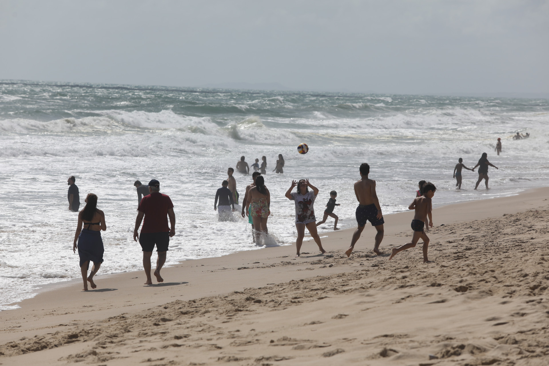 FORTALEZA, CEARÁ, BRASIL,28.12.2025: Movimentação nas barracas da Praia do Futuro.  (foto: Fabio Lima/OPOVO). (Foto: FÁBIO LIMA)