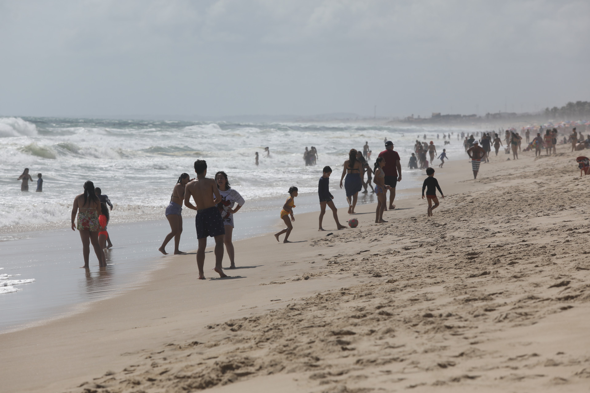 (Foto: FÁBIO LIMA)FORTALEZA, CEARÁ, BRASIL,28.12.2025: Movimentação nas barracas da Praia do Futuro.  (foto: Fabio Lima/OPOVO).