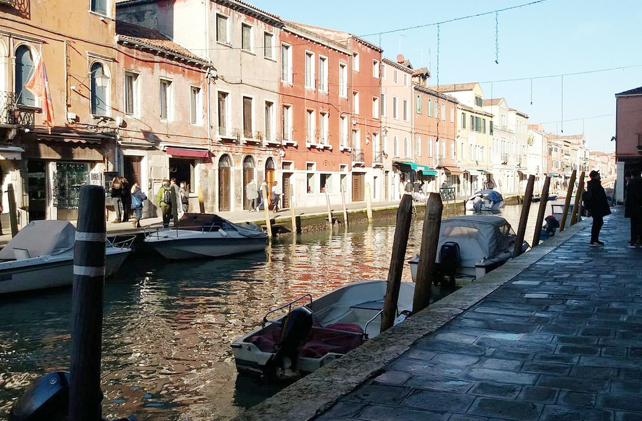 A proximidade com Veneza reforça o prestígio da ilha, contribuindo para que o vidro de Murano integre o imaginário da Sereníssima República. Palácios e igrejas exibem lustres e vitrais produzidos na ilha, comprovando que a conexão histórica fortalece o vínculo entre arte e cidade.