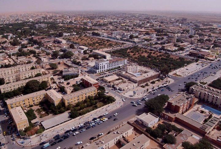A capital, Nouakchott, surgiu de uma pequena vila costeira para se tornar o grande centro político e econômico onde vive grande parte da população.