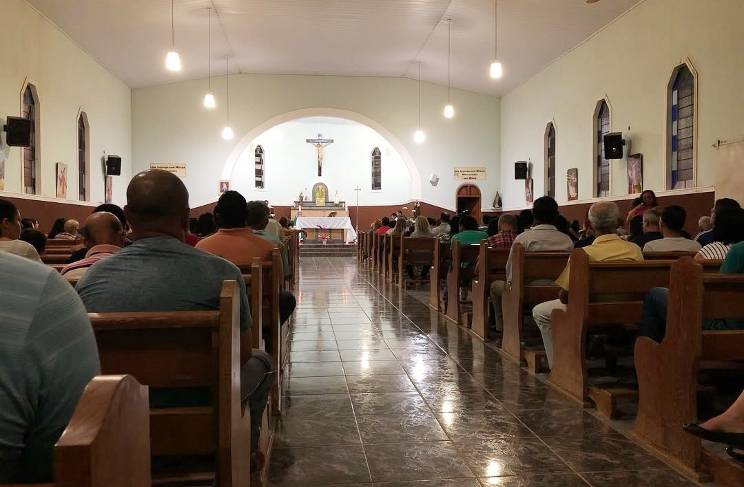 A religiosidade tem papel central na vida do vilarejo. A capela de Santo Antônio é ponto de fé e celebração. Assim, festas religiosas reúnem moradores e visitantes em clima de devoção. A fé é vivida com simplicidade e profundidade.
