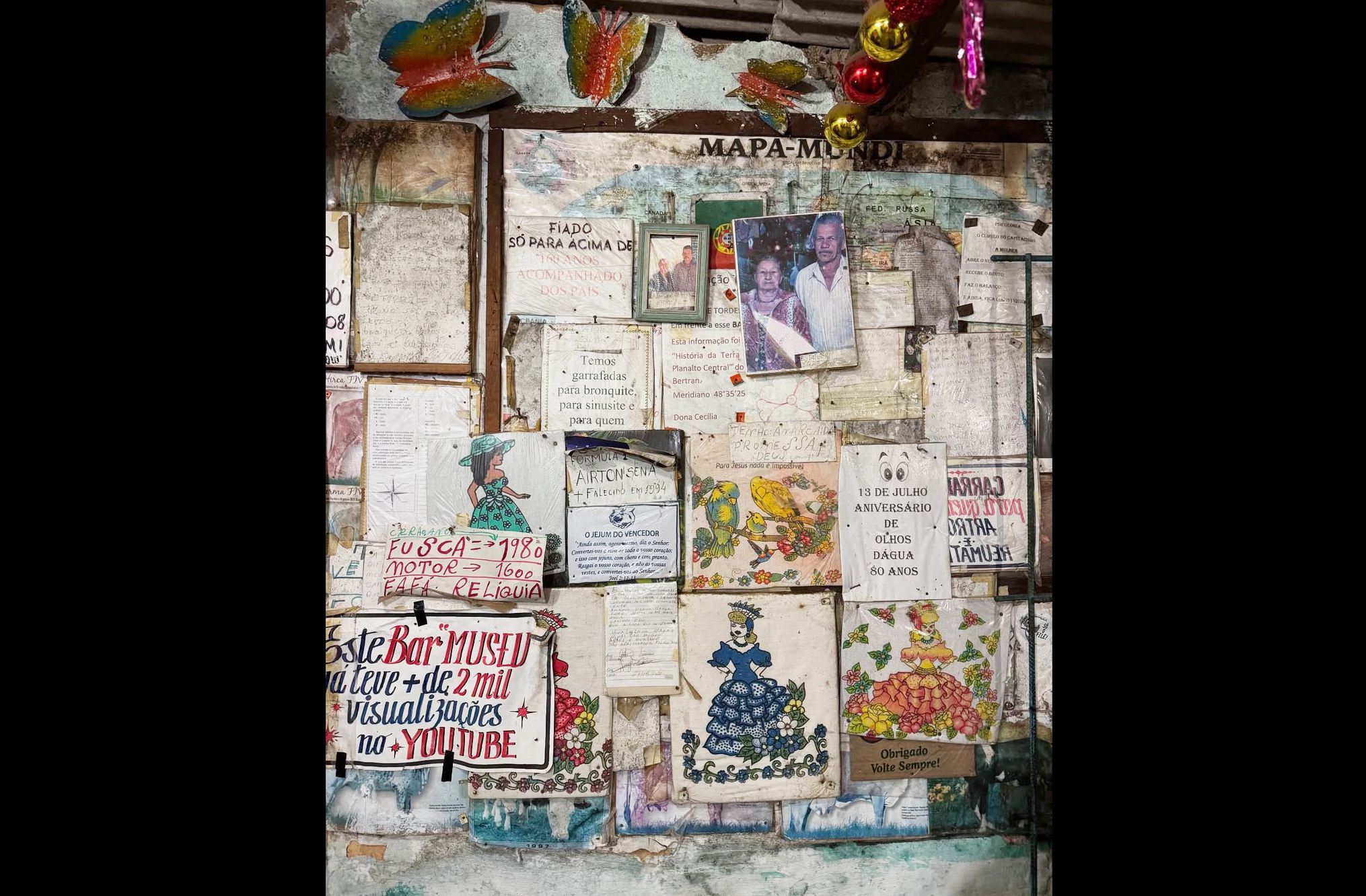 O Bar Museu Ã© um espaÃ§o curioso e cheio de personalidade. AlÃ©m da citaÃ§Ã£o ao Tratado, guarda objetos antigos e histÃ³rias locais. Ã um lugar para tomar um cafÃ©, ouvir causos e aprender com os moradores. A parede do bar, aliÃ¡s, Ã© quase um livro aberto sobre o vilarejo.