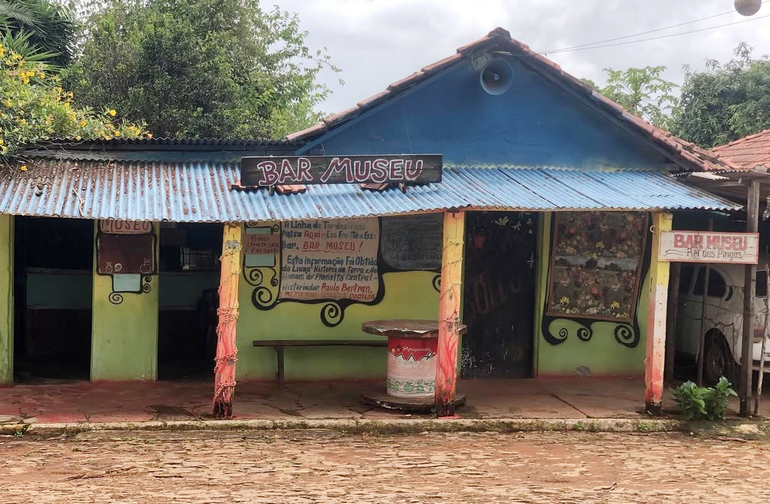 A linha do Tratado de Tordesilhas, que dividiu o mundo entre Portugal e Espanha em 1494, passa por Olhos D'Água, segundo o historiador Paulo Bertran em seu livro sobre o Planalto Central. Essa curiosidade está registrada na parede do Bar Museu, em frente à Praça Santo Antônio. É um ponto de encontro entre geografia, história e identidade local.