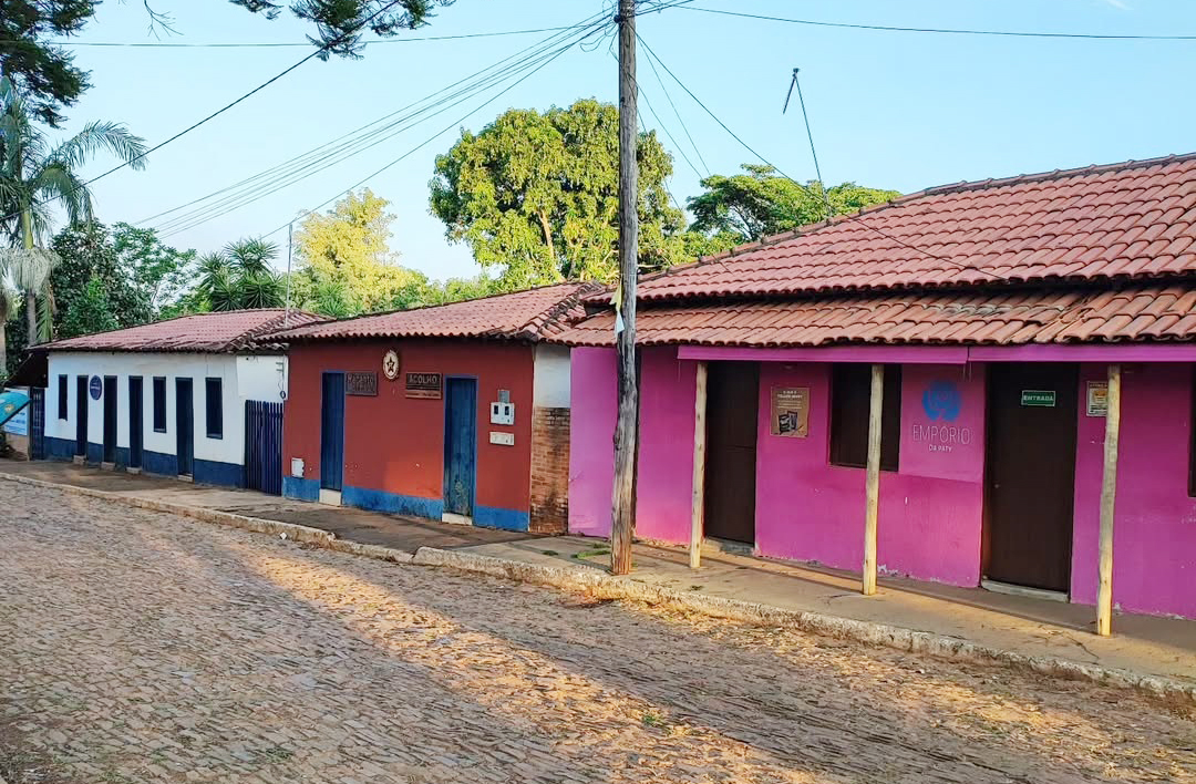 Olhos D'Água está a apenas 120 quilômetros de Goiânia, mas parece pertencer a outro tempo. Suas ruas de pedra e casas coloridas revelam uma arquitetura barroca preservada. Colonial e rústico, o vilarejo encanta pela simplicidade e beleza dos detalhes. Cada fachada conta uma história, cada janela guarda memórias.