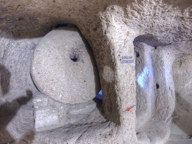 Na questão da segurança, as portas que ligavam cada nível eram bloqueadas por pedras de meia tonelada que só podiam ser movidas por dentro 