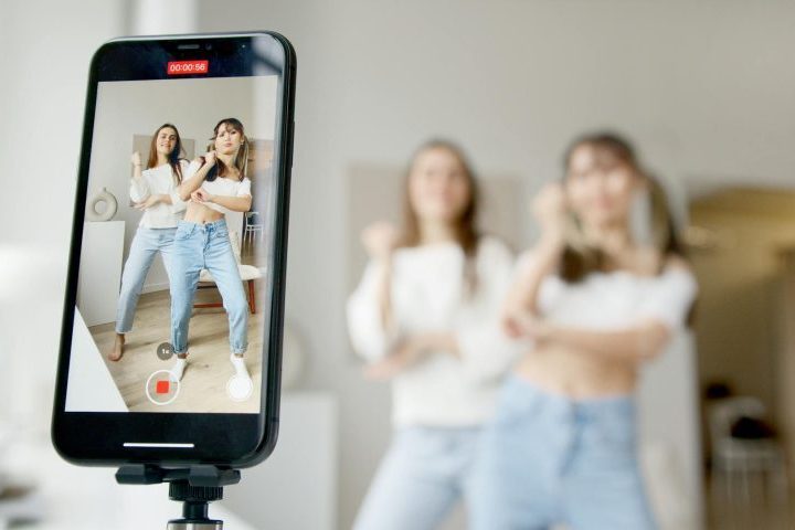 Em vez de viverem as experiências, muitos jovens se veem presos à necessidade de editar e comparar suas vidas no ambiente digital.