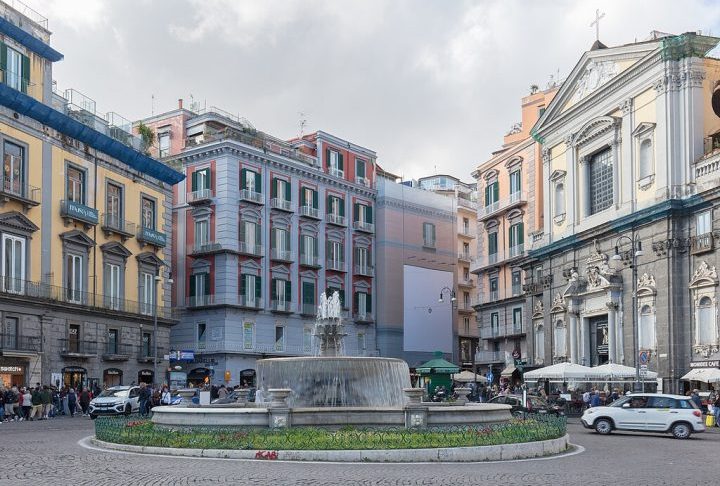 Após a morte do pai e um novo casamento da mãe, Longo foi estudar direito em Nápoles. 