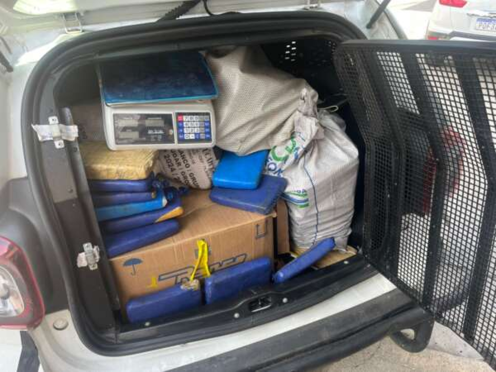 Além de 144 quilos de maconha, PM apreendeu no bairro Damas uma munição de calibre 12, uma balança de grande porte, três celulares e uma maquineta de cartão (Foto: Divulgação/PM-CE)