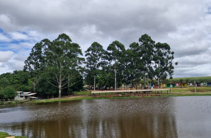 O Rio Paranapanema emoldura a cidade com paisagens encantadoras, ideais para passeios e contemplação.