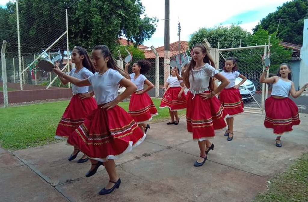 Escolas locais valorizam a história da imigração italiana, promovendo projetos culturais e ensino bilíngue em algumas iniciativas.