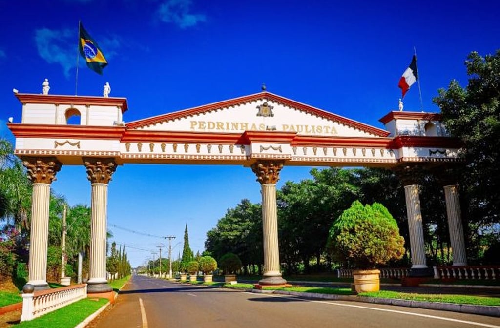 Pedrinhas Paulista é um tesouro cultural no interior de São Paulo, fundada por imigrantes italianos. Com charme europeu e alma acolhedora, preserva tradições que atravessam gerações. Conheça os encantos dessa cidade única, onde o passado europeu pulsa em cada detalhe.

