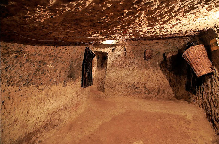 A certeza é que a cidade de Derinkuyu foi predominantemente instituída na era bizantina. Isso porque foram encontrados no local artefatos como pedra de amolar, cruzes de pedra e cerâmica daquela época 
