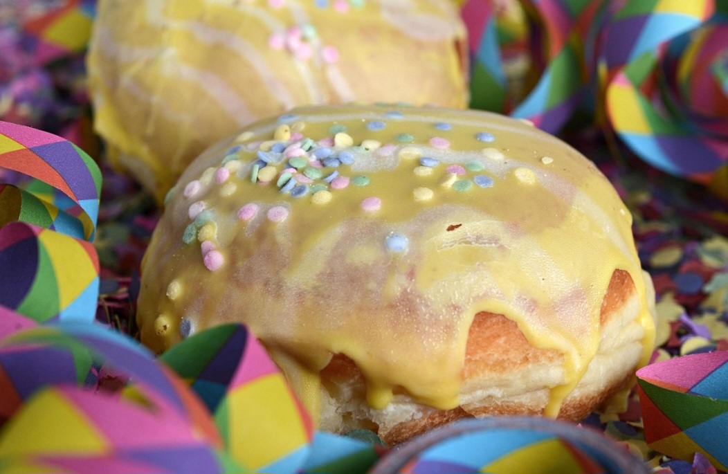 Em 1847, Hanson Gregory percebeu que não conseguia cozinhar o centro dos bolos. Ele, então, criou um buraco na massa usando um frasco de pimenta, o que permitiu que o bolo cozinhasse de forma mais uniforme.