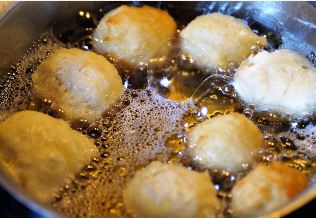 Vale destacar que uma das primeiras menções de donuts em textos americanos foi de Washington Irving, escritor e diplomata, mais conhecido pelas obras The Legend of Sleepy Hollow e Rip Van Winkle.