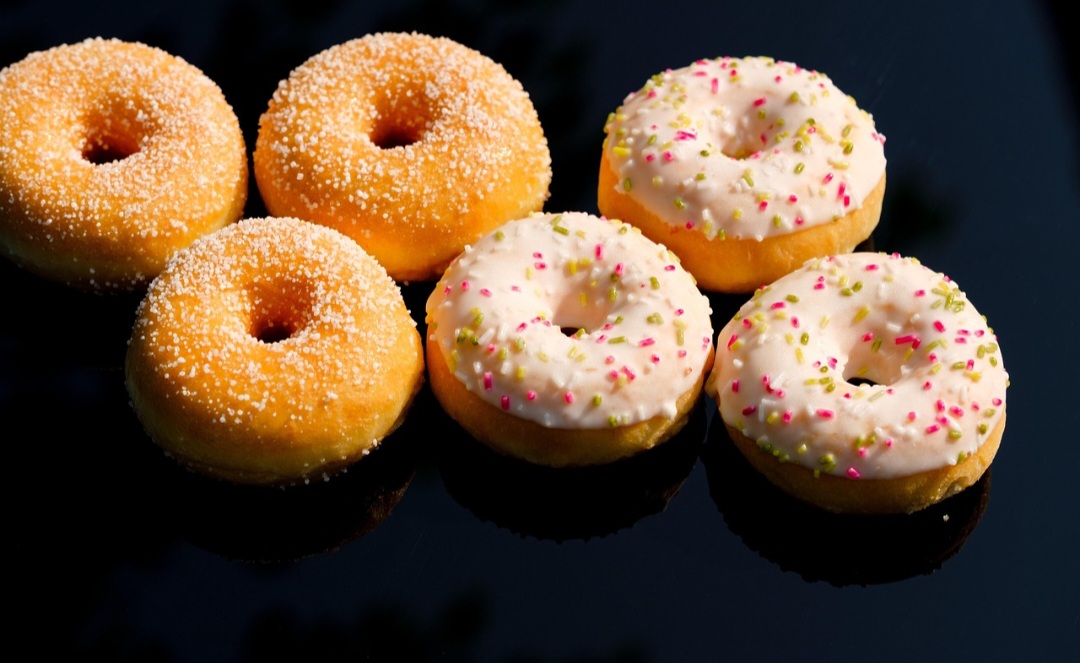 O primeiro passo da feitura é juntar todos os ingredientes principais: farinha, ovo, manteiga, açúcar, leite, fermento e um pouquinho de sal.