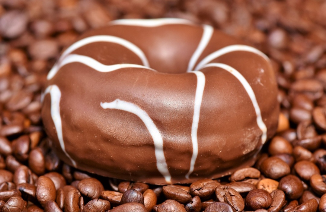 Dessa forma, essa guloseima pode ser feita em diferentes formatos, como anel, redondos recheados, barras, twists, além das opções tradicionais e criações inovadoras como o mōchi e o bacon com maple. 