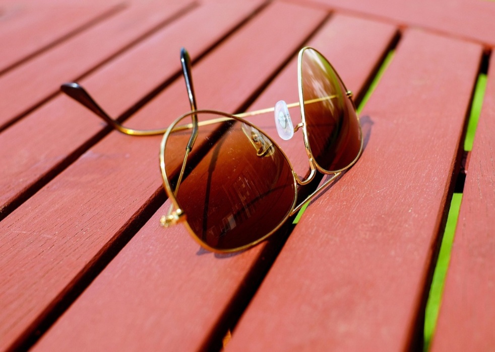 Por isso, médicos oftalmologistas reforçam que o cuidado deve ir além da escolha do modelo. É essencial verificar se as lentes possuem certificação contra raios UV. 
