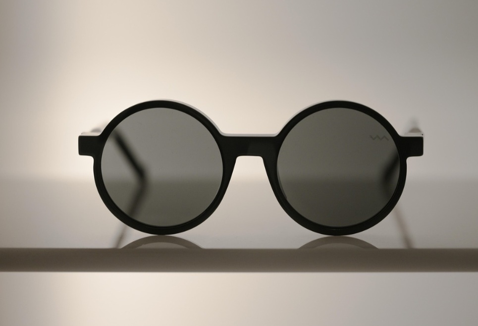 Muito além de um simples acessório de moda, os óculos escuros têm uma trajetória que mistura inovação, costumes sociais, comportamento e cuidados com a saúde. 
