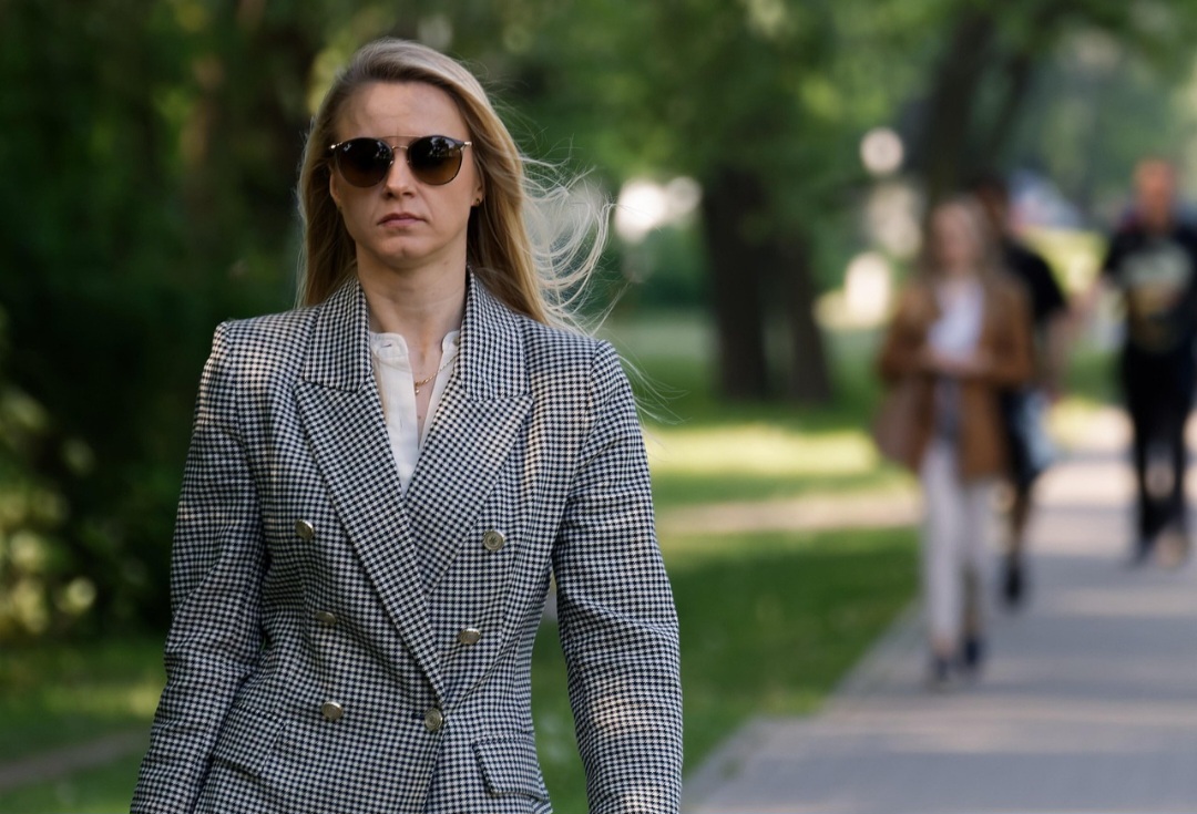 Em muitos contextos sociais, o acessório está associado à ideia de status e poder. 
