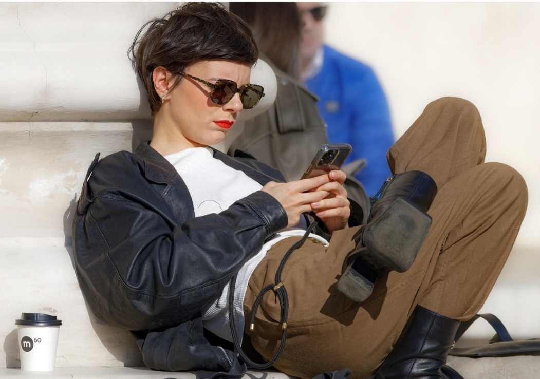 Marcas passaram a associar seus modelos ao estilo de vida glamoroso da época, reforçando uma relação que se mantém até hoje entre óculos, moda e identidade.
