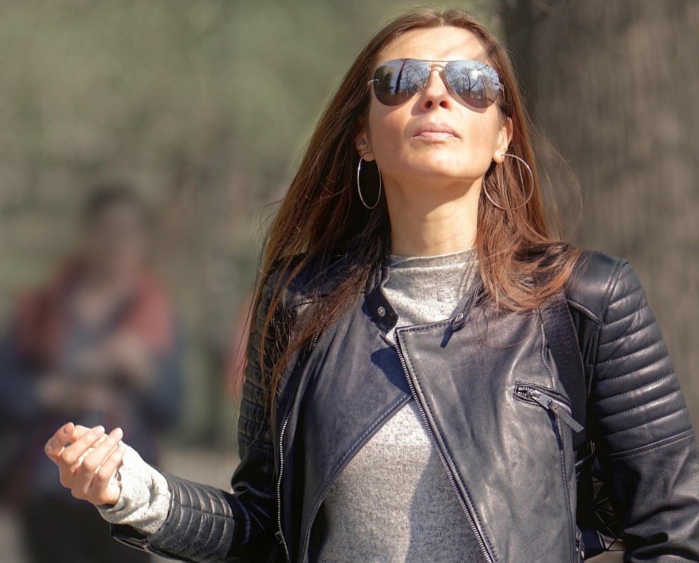 Apesar do caráter estético, a função de proteção ocular é a mais relevante em relação aos óculos escuros.
