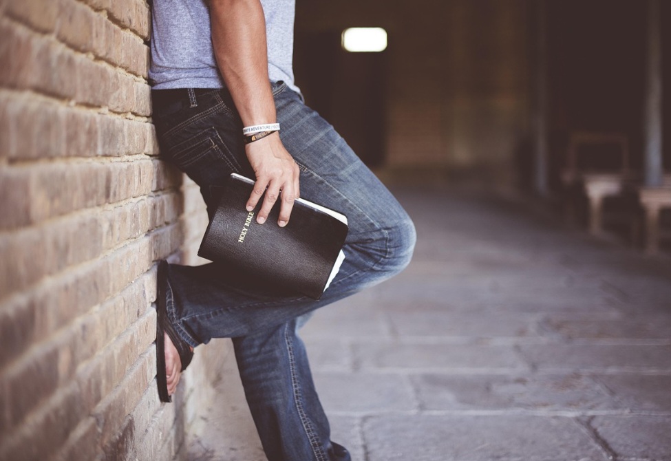 No campo dos costumes, o jeans simboliza versatilidade e universalidade. Pode estar presente tanto em ambientes casuais quanto em produções sofisticadas. 
