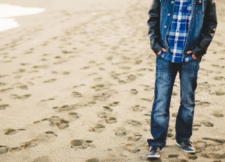 É comum que a mesma peça seja usada por anos, marcada pelo desgaste natural que, longe de ser defeito, se tornou parte do charme do jeans.
