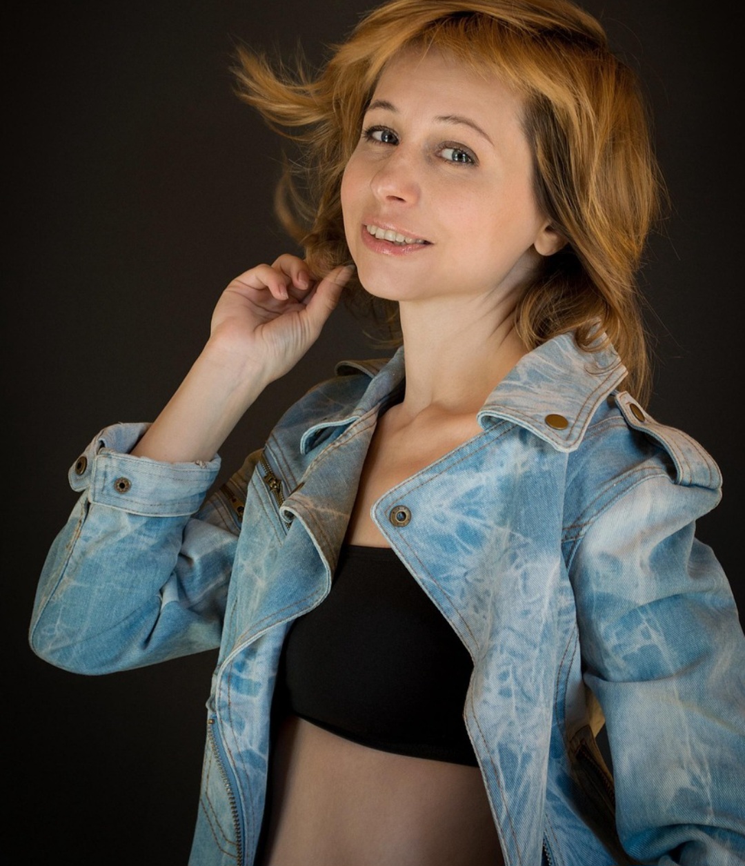 Em termos comportamentalmente, o jeans é um reflexo de liberdade e identidade. Para muitos, é a peça mais democrática do guarda-roupa: pode vestir tanto um executivo em uma sexta-feira casual quanto um adolescente em busca de estilo. Rasgado, justo, folgado, clássico ou experimental, ele traduz épocas, personalidades e estados de espírito.
