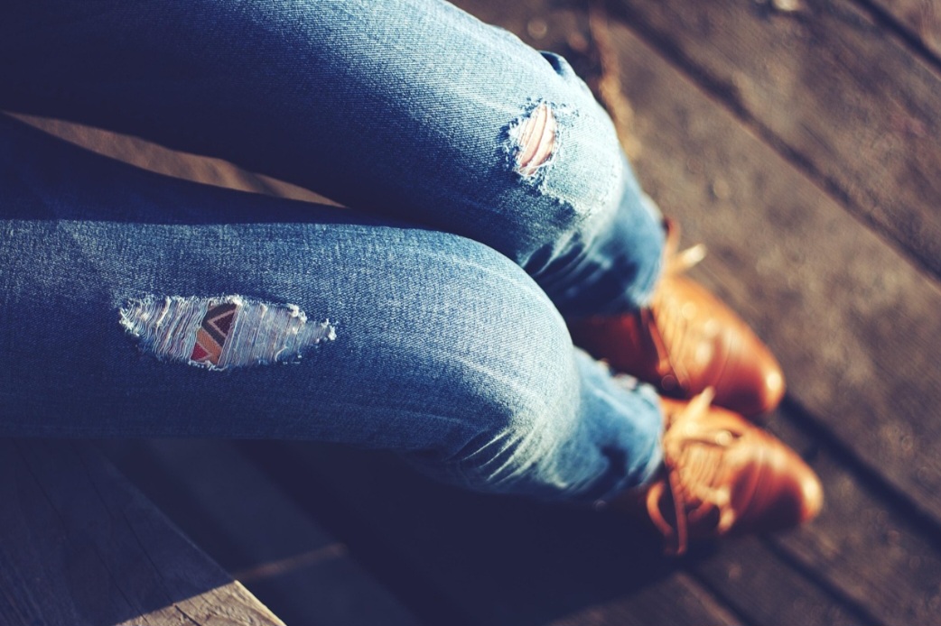 Já nos anos 1970, o jeans ganhou novos contornos. A peça foi apropriada por movimentos contraculturais, hippies e punks, que personalizavam as calças com rasgos, bordados e patches, transformando o tecido em tela para protesto e identidade.
