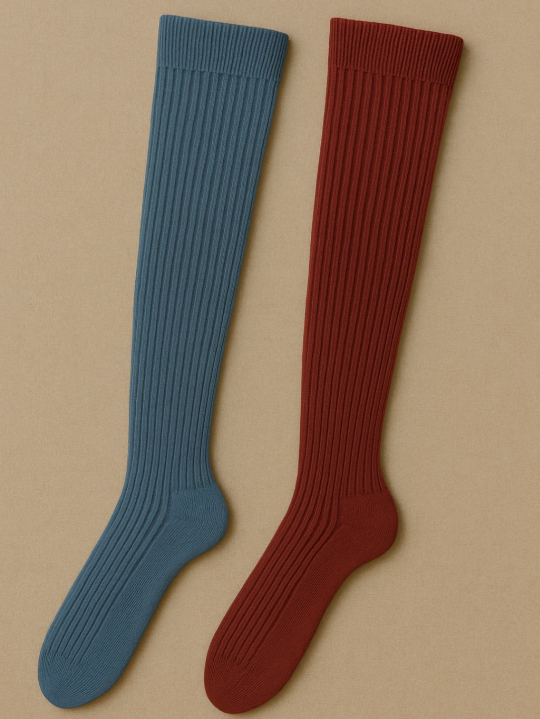 O Renascimento trouxe uma revolução: com a técnica de tricô mais elaborada, surgiram meias de seda, algodão e lã muito bem ajustadas. Nesse período, elas se tornaram um verdadeiro acessório de moda, especialmente nas cortes europeias.
