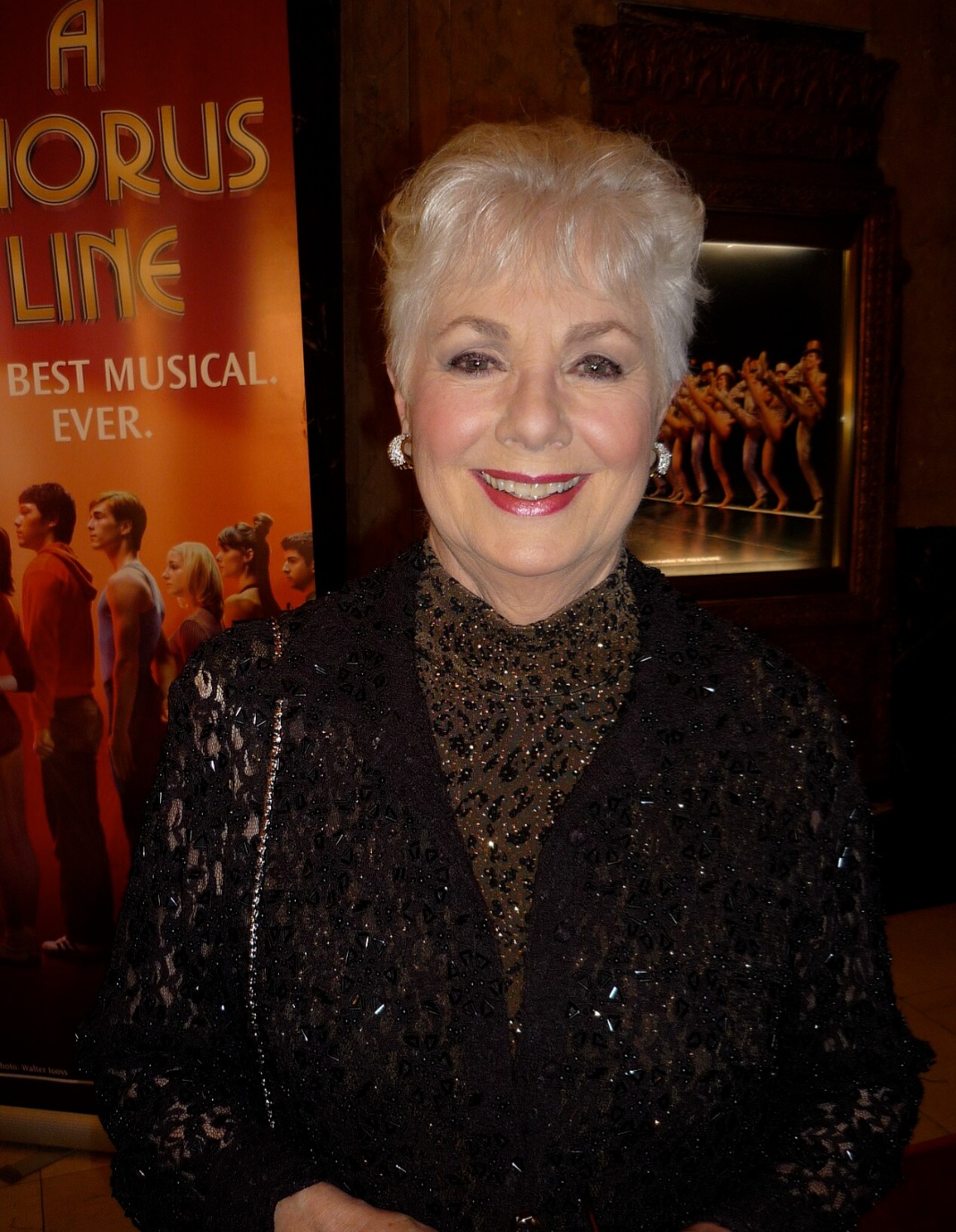 Shirley Jones – Nascida em 31/3/1934 na Pensilvânia (EUA). Atriz e cantora. Protagonista de grandes musicais como Oklahoma! e Carousel, destacou-se pelo timbre claro e presença cênica marcante. Vencedora do Oscar por Amores Clandestinos, segue celebrada como uma das vozes clássicas de Hollywood.