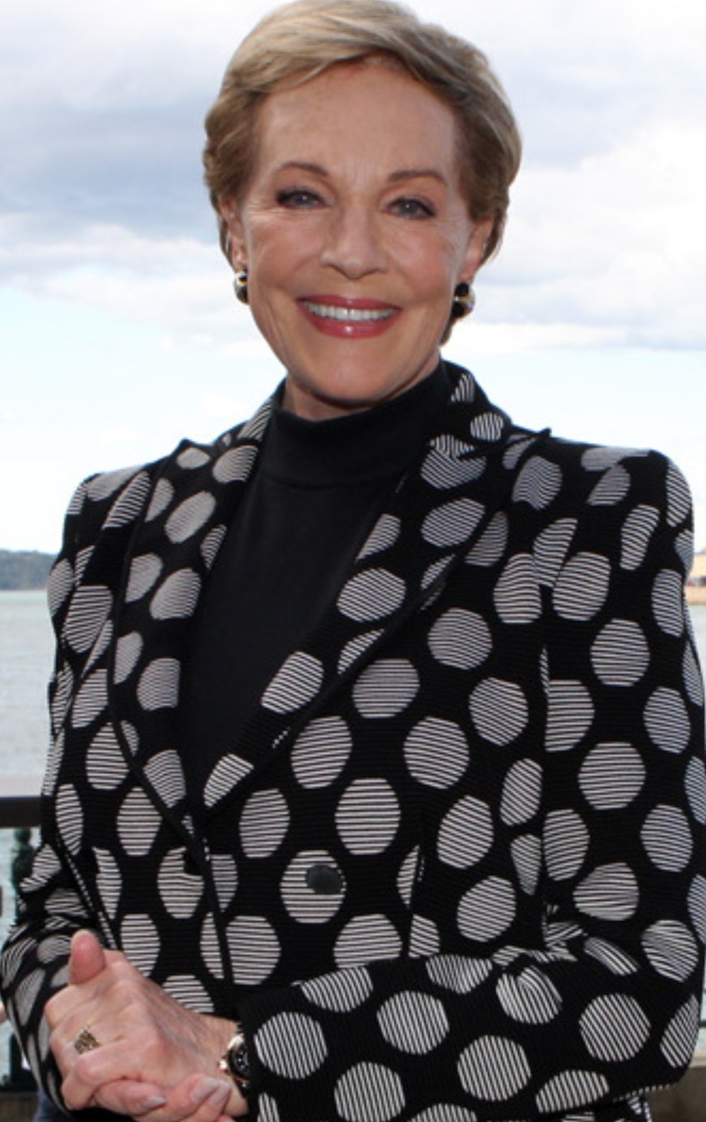 Julie Andrews – Nascida em 1/10/1935 em Walton-on-Thames (Inglaterra). Atriz e cantora. Estrela de clássicos como Mary Poppins e A Noviça Rebelde, é referência mundial em técnica vocal e carisma. Recebeu Oscar, Grammy, Emmy e outros prêmios ao longo de uma carreira de seis décadas.