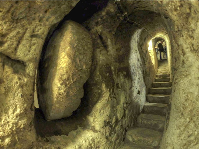 Outro ponto estrategicamente pensado foram os corredores. Intencionalmente, as estruturas eram estreitas, baixas e mal iluminadas para que os intrusos fossem forçados a se abaixar e entrar em fila única 