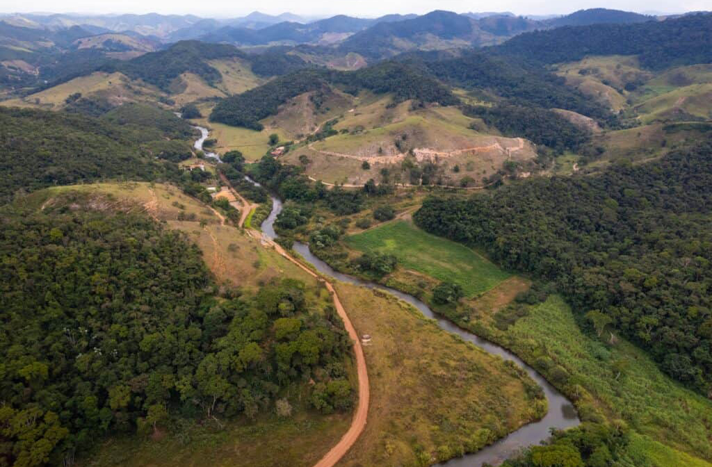 Montanhas, vales e rios moldam o território e influenciam a vocação produtiva. O relevo facilita a mineração e a produção agrícola em áreas específicas. A geografia, portanto, é aliada da economia regional.