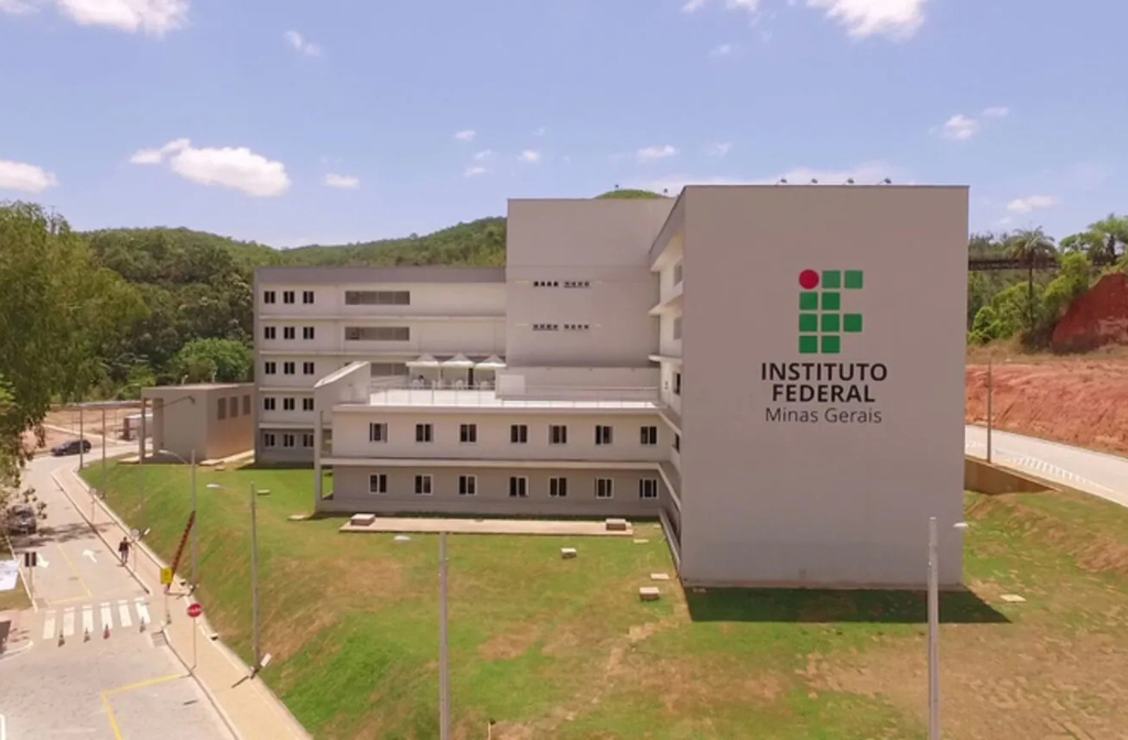 Instituições como o IFMG e escolas técnicas oferecem cursos voltados à siderurgia, agronegócio e meio ambiente. A formação profissional é essencial para manter a força de trabalho qualificada e competitiva.