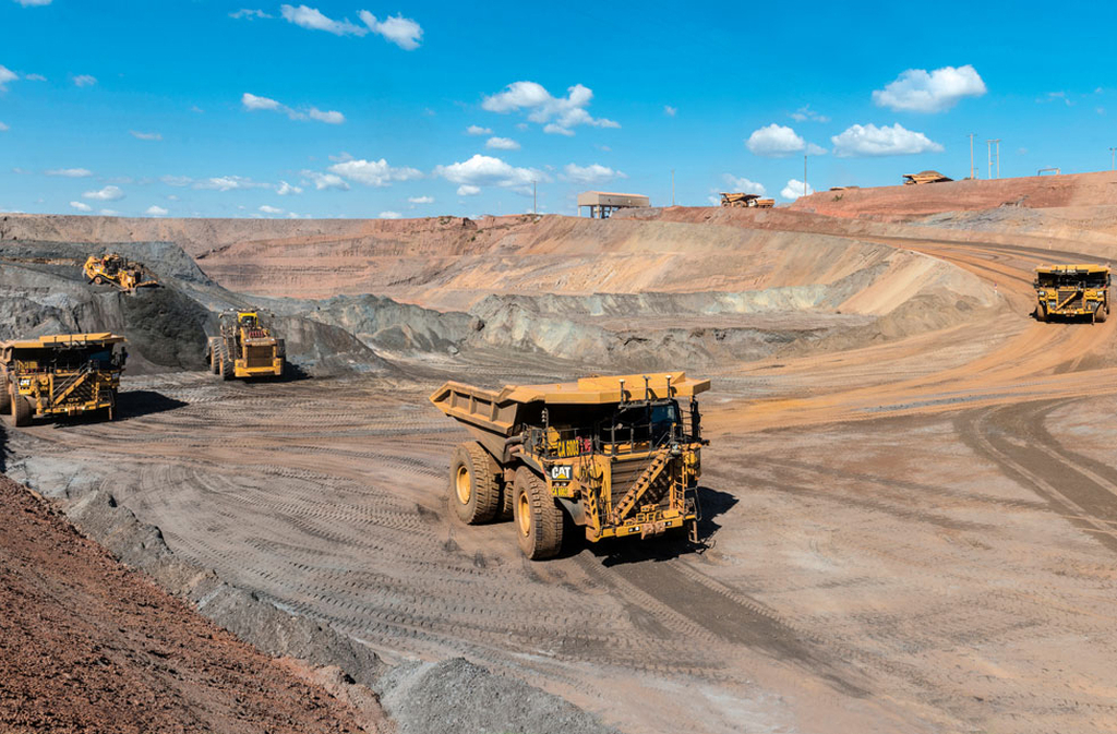 A mineração é o motor econômico da região, com destaque para o ferro, bauxita e manganês. A atividade gera milhares de empregos diretos e indiretos, além de impulsionar a arrecadação de municípios.
