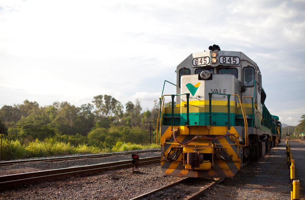 A malha ferroviária e rodoviária conecta a produção local aos portos e centros consumidores. A Estrada de Ferro Vitória-Minas é um exemplo de integração eficiente entre indústria e transporte. A logística é essencial para o escoamento de minérios e produtos agrícolas.