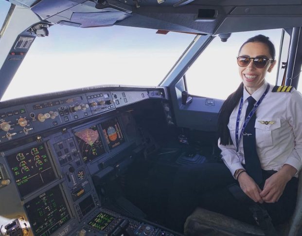 Aline Borguetti: Começou a carreira em Mauá, no ABC Paulista, e hoje vive em Abu Dhabi. Tornou-se comissária de voo da Gol aos 18 anos.