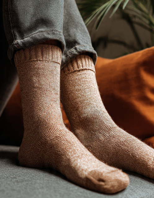 Usar a mesma meia mais de uma vez sem lavar pode parecer inofensivo, mas o hábito representa um risco para a saúde dos pés. O tecido retém suor e resíduos da pele, criando um ambiente propício à proliferação de microrganismos.