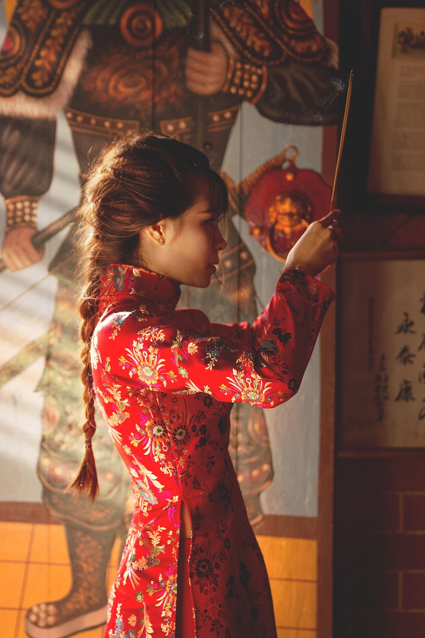 Sua origem remonta a civilizações como a egípcia, a indiana e a mesopotâmica, onde era queimado em templos como oferenda às divindades.