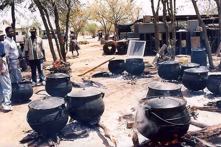 Um artigo publicado recentemente na revista Scientific Reports descreve a descoberta acidental de embarcações antigas na Mongólia. O texto revela também o uso inusitado de caldeirões. 
